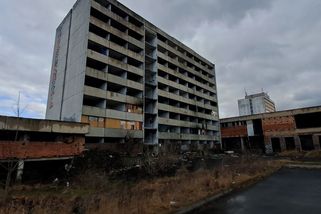 Bývalý hotel Máj v Ústí stále okupují bezdomovci, demolice ruiny je v nedohlednu - Novinky